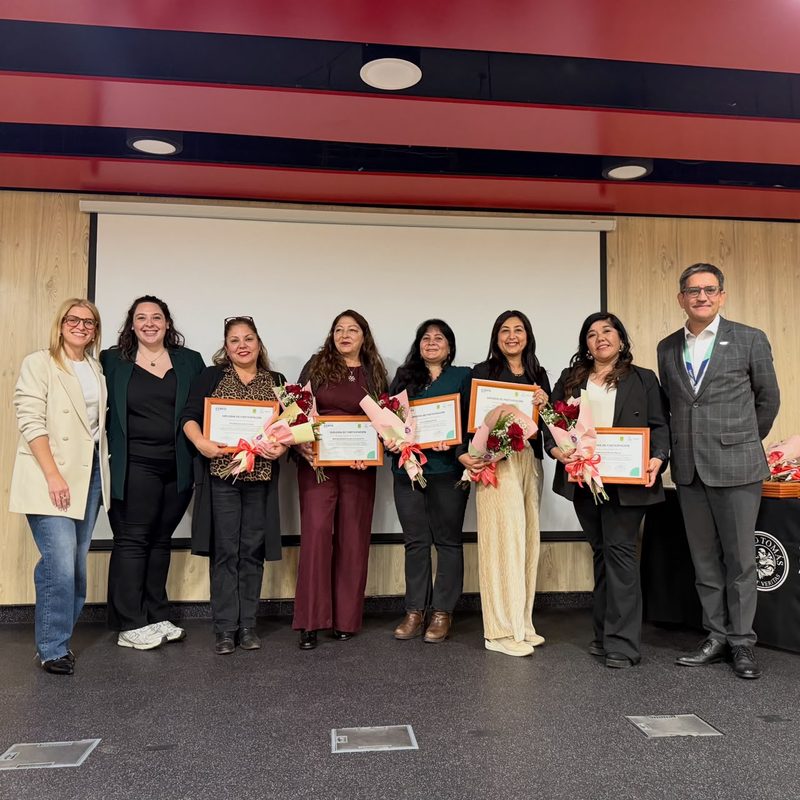 Mujeres emprendedoras en ceremonia de cierre del programa GlobalMente en Antofagasta
