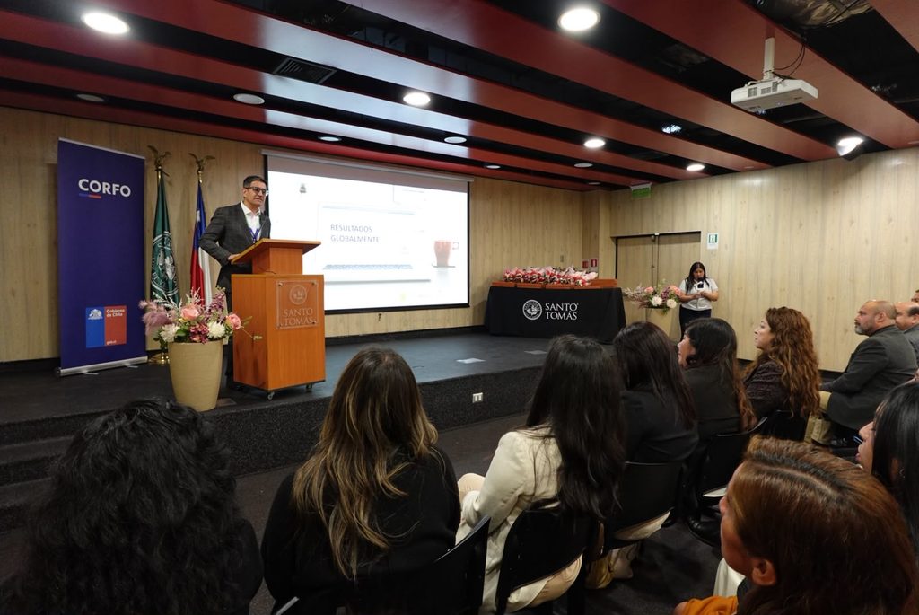 Mujeres emprendedoras en ceremonia de cierre del programa GlobalMente en Antofagasta