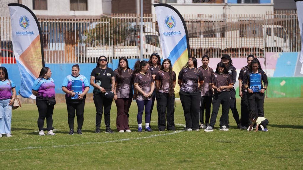 MUNICIPIO INAUGURA SU PRIMERA LIGA MUNICIPAL DE FÚTBOL FEMENINO CON SIETE EQUIPOS EN COMPETENCIA Ceremonia de inauguración de la primera liga municipal de fútbol femenino en el Estadio Regional de Antofagasta