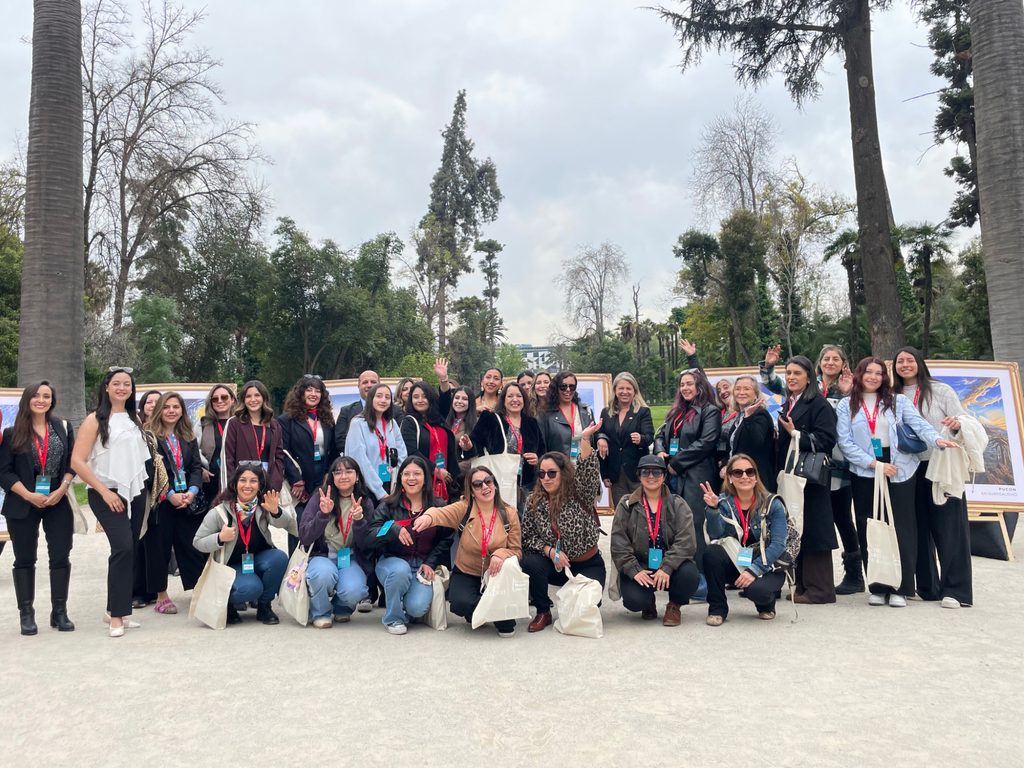 Mujeres disfrutando de un viaje por Chile gracias al programa Turismo Mujer de Sernatur.