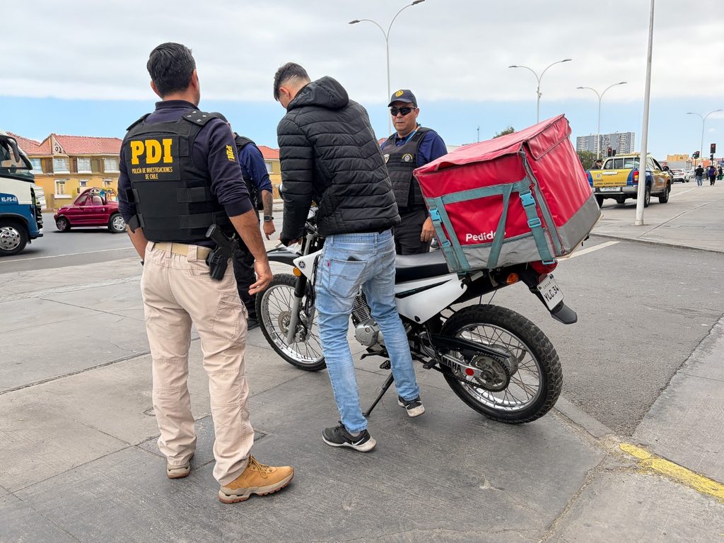 OPERATIVO EN ANTOFAGASTA DEJA 11 EXTRANJEROS DENUNCIADOS, UN DETENIDO Y CINCO MOTOS DE DELIVERY INCAUTADAS Personal de la PDI y seguridad municipal realizando fiscalizaciones en el sector norte de Antofagasta