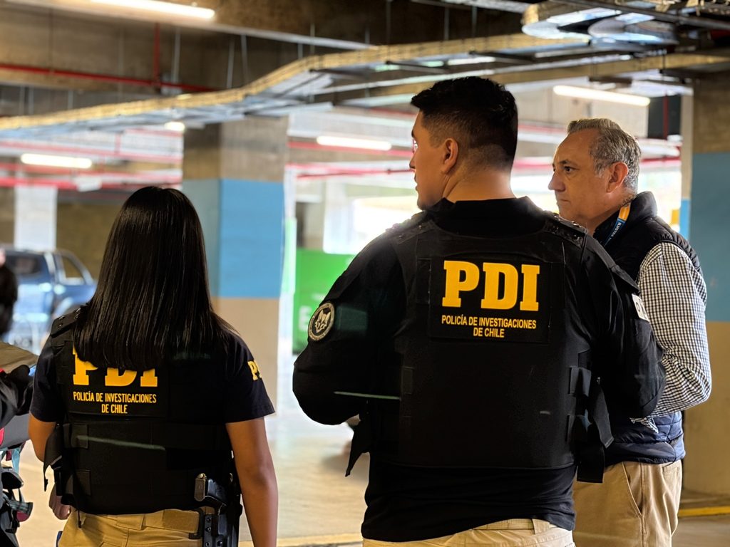 OPERATIVO EN ANTOFAGASTA DEJA 11 EXTRANJEROS DENUNCIADOS, UN DETENIDO Y CINCO MOTOS DE DELIVERY INCAUTADAS Personal de la PDI y seguridad municipal realizando fiscalizaciones en el sector norte de Antofagasta
