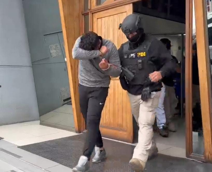 Agentes de la PDI realizando el procedimiento de detención contra la banda criminal Los Peregrinos en Antofagasta.