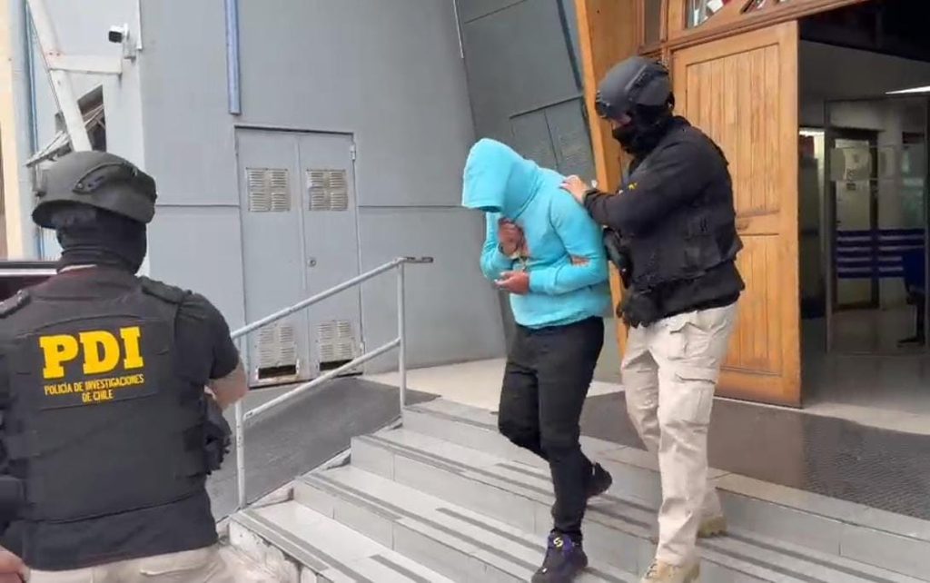 Agentes de la PDI realizando el procedimiento de detención contra la banda criminal Los Peregrinos en Antofagasta.