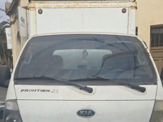 Detective de la PDI inspeccionando los números de serie de una camioneta recuperada en Antofagasta