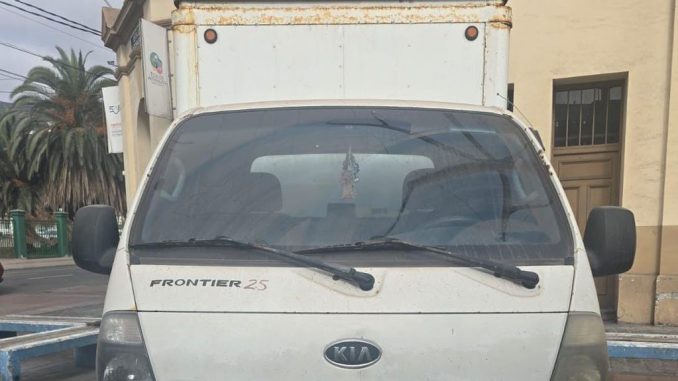Detective de la PDI inspeccionando los números de serie de una camioneta recuperada en Antofagasta