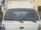 Detective de la PDI inspeccionando los números de serie de una camioneta recuperada en Antofagasta