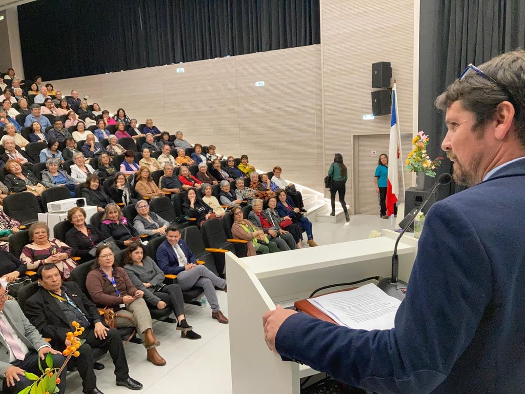 PERSONAS MAYORES DE ANTOFAGASTA SE ADJUDICAN 109 PROYECTOS POR 140 MILLONES DE PESOS Personas mayores de la región de Antofagasta celebrando la adjudicación de proyectos del Fondo Nacional del Adulto Mayor