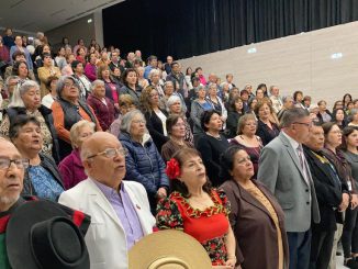 Personas mayores de la región de Antofagasta celebrando la adjudicación de proyectos del Fondo Nacional del Adulto Mayor
