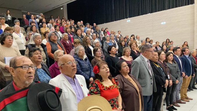 Personas mayores de la región de Antofagasta celebrando la adjudicación de proyectos del Fondo Nacional del Adulto Mayor