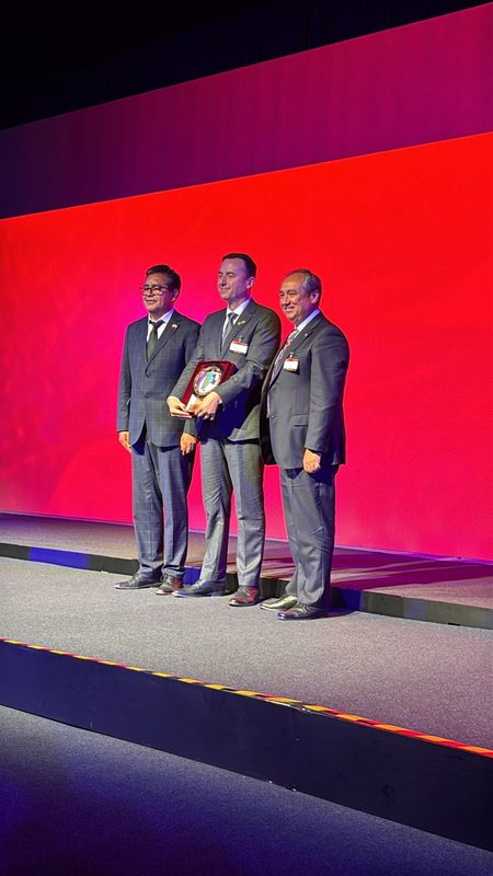 PRESIDENTE DE MINERA EL ABRA RECIBE EL PREMIO RADOSLAV RAZMILIC POR SU TRAYECTORIA REGIONAL Boris Medina, presidente de Minera El Abra, durante la entrega del Premio Radoslav Razmilic en la Cena Anual de la Minería