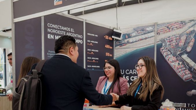 Ejecutivos de Puerto Angamos presentando servicios logísticos en la feria Argentina Mining Norte 2026