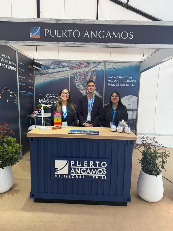 Ejecutivos de Puerto Angamos presentando servicios logísticos en la feria Argentina Mining Norte 2026
