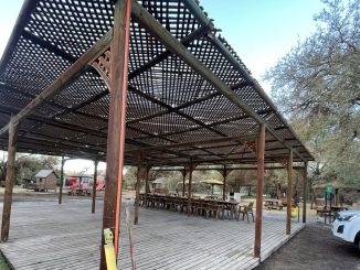 Planos y maqueta conceptual para la nueva piscina recreativa en el camping de Quillagua