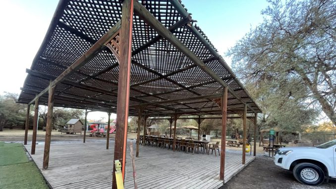 Planos y maqueta conceptual para la nueva piscina recreativa en el camping de Quillagua