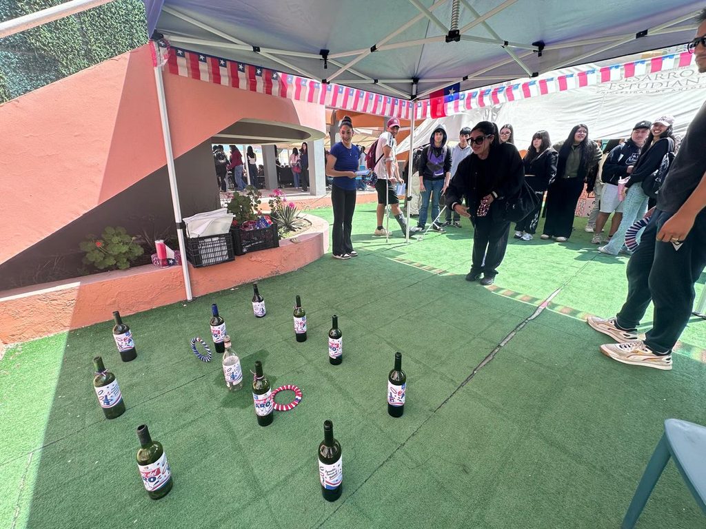 RAMADA CHUNGUNGA CELEBRA LA VIDA UNIVERSITARIA Y EL ENCUENTRO ESTUDIANTIL EN ANTOFAGASTA Estudiantes participando en juegos tradicionales y bailes durante la Ramada Chungunga en la Universidad de Antofagasta