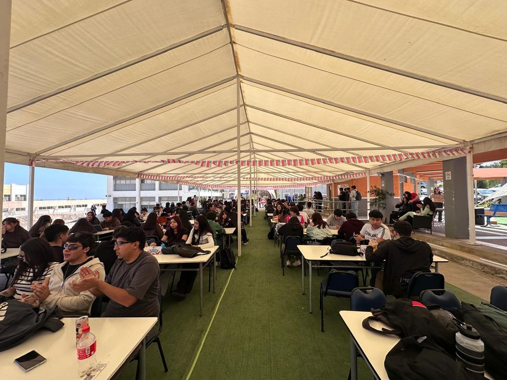 RAMADA CHUNGUNGA CELEBRA LA VIDA UNIVERSITARIA Y EL ENCUENTRO ESTUDIANTIL EN ANTOFAGASTA Estudiantes participando en juegos tradicionales y bailes durante la Ramada Chungunga en la Universidad de Antofagasta