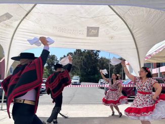 Estudiantes participando en juegos tradicionales y bailes durante la Ramada Chungunga en la Universidad de Antofagasta