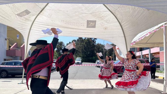 Estudiantes participando en juegos tradicionales y bailes durante la Ramada Chungunga en la Universidad de Antofagasta