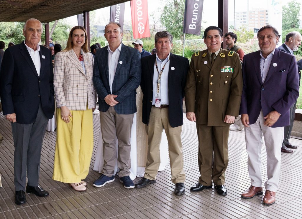 ROYAL ENFIELD IMPULSA CAMPAÑA SOLIDARIA PARA APOYAR A FUNDACIÓN NIÑO Y PATRIA Motocicleta Royal Enfield donada en el campeonato de golf benéfico de la Fundación Niño y Patria