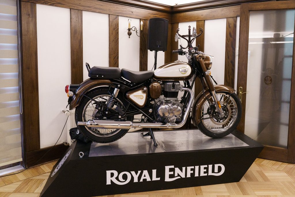 ROYAL ENFIELD IMPULSA CAMPAÑA SOLIDARIA PARA APOYAR A FUNDACIÓN NIÑO Y PATRIA Motocicleta Royal Enfield donada en el campeonato de golf benéfico de la Fundación Niño y Patria