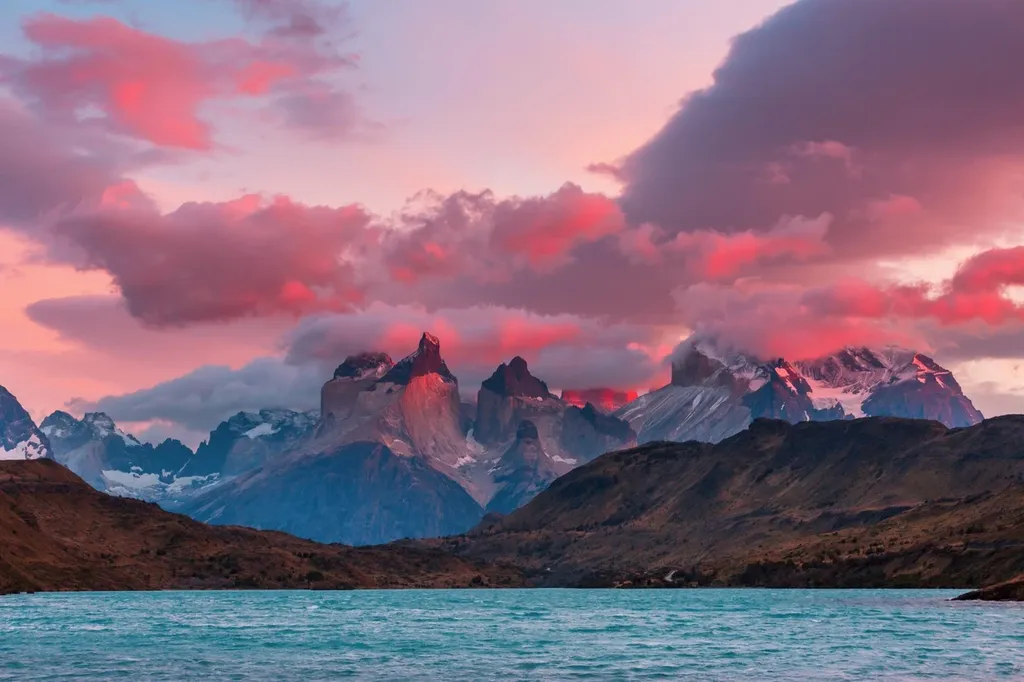 SAN PEDRO DE ATACAMA, PATAGONIA Y RAPA NUI LIDERAN LAS PREFERENCIAS TURÍSTICAS PARA FIESTAS PATRIAS Turistas disfrutando de un paisaje en San Pedro de Atacama durante la celebración de Fiestas Patrias en Chile.