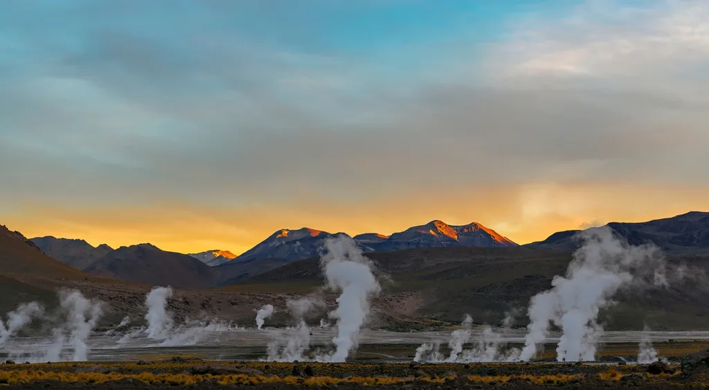 SAN PEDRO DE ATACAMA, PATAGONIA Y RAPA NUI LIDERAN LAS PREFERENCIAS TURÍSTICAS PARA FIESTAS PATRIAS Turistas disfrutando de un paisaje en San Pedro de Atacama durante la celebración de Fiestas Patrias en Chile.