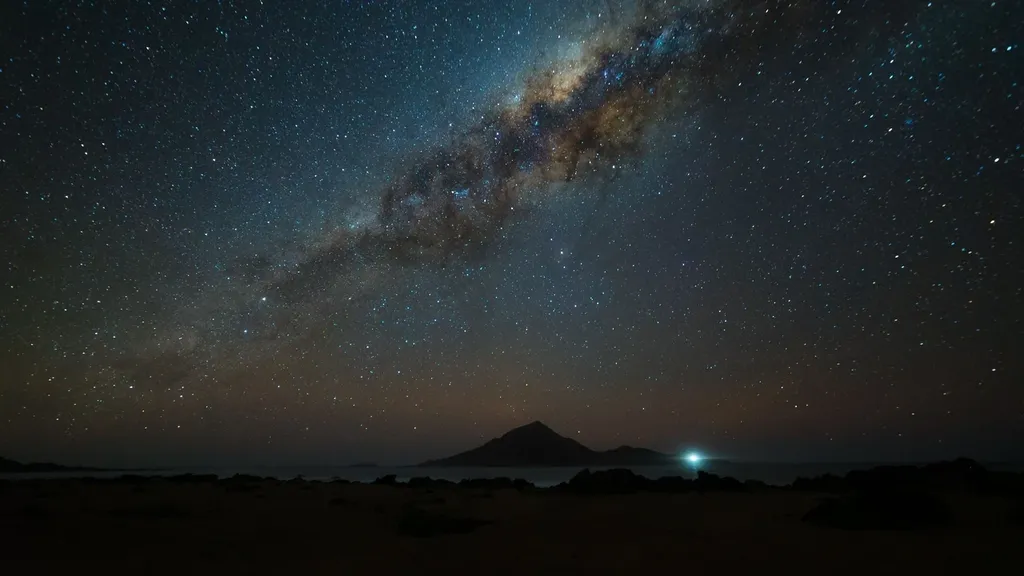 SAN PEDRO DE ATACAMA, PATAGONIA Y RAPA NUI LIDERAN LAS PREFERENCIAS TURÍSTICAS PARA FIESTAS PATRIAS Turistas disfrutando de un paisaje en San Pedro de Atacama durante la celebración de Fiestas Patrias en Chile.