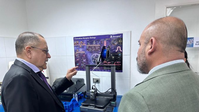 Seremi de Ciencias recorriendo laboratorios de biotecnología en la Universidad de Antofagasta