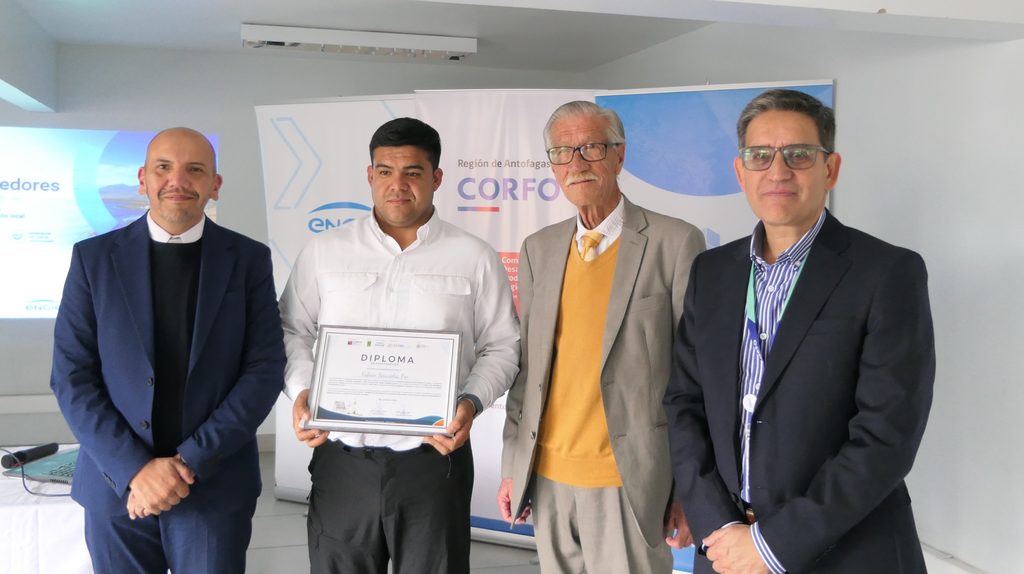 TALTAL FORTALECE A 11 EMPRESAS LOCALES QUE GENERAN MÁS DE 190 EMPLEOS DIRECTOS Empresarios de Taltal reciben diplomas tras completar programa de fortalecimiento para proveedores locales
