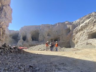Equipamiento tecnológico de NanduX realizando tomografía con muones en una faena minera de Taltal