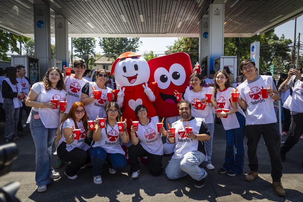Grupo de voluntarios de Teletón participando en actividades de difusión y motivando a la comunidad.