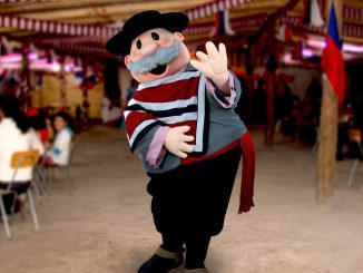 El Dr. Simi bailando cueca en una celebración de Fiestas Patrias en una sucursal de farmacia.