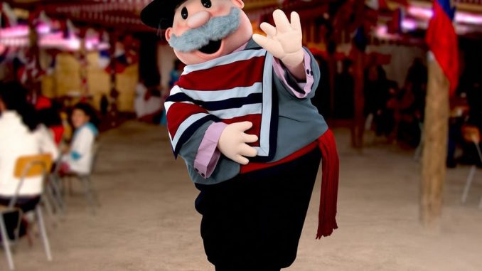 El Dr. Simi bailando cueca en una celebración de Fiestas Patrias en una sucursal de farmacia.