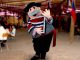 El Dr. Simi bailando cueca en una celebración de Fiestas Patrias en una sucursal de farmacia.
