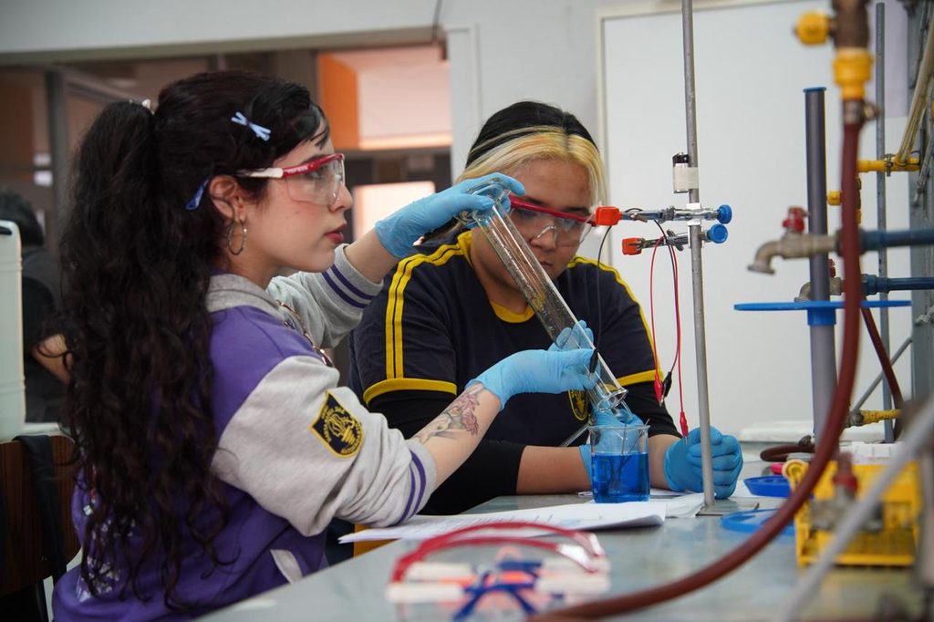 Estudiantes del Liceo Marta Narea Díaz participando en un taller de química sobre cobre verde en la Universidad de Antofagasta
