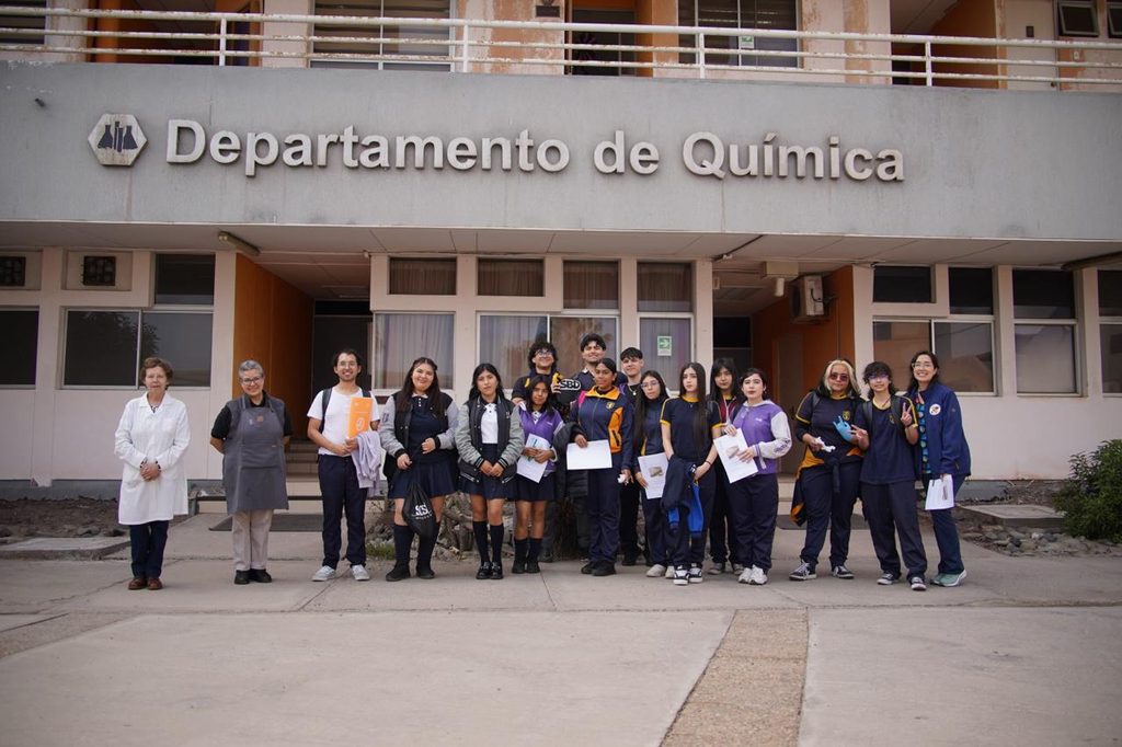 Estudiantes del Liceo Marta Narea Díaz participando en un taller de química sobre cobre verde en la Universidad de Antofagasta