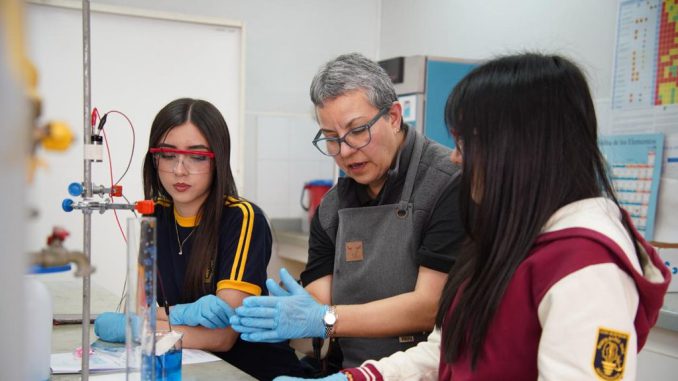 Estudiantes del Liceo Marta Narea Díaz participando en un taller de química sobre cobre verde en la Universidad de Antofagasta