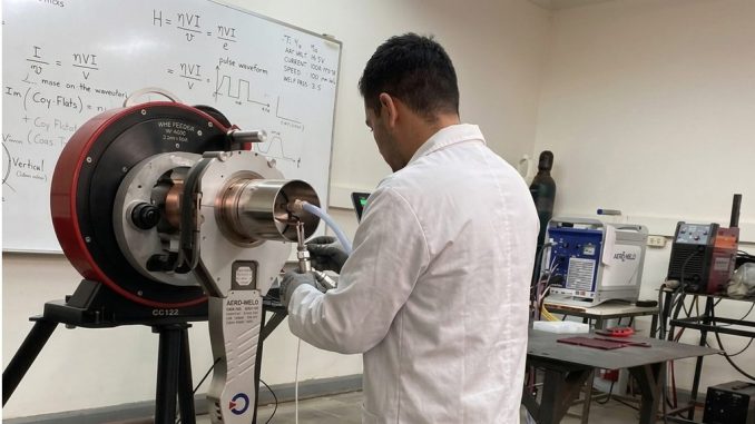 Investigadores de la Universidad de Antofagasta junto a su soporte de soldadura orbital patentado