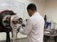 Investigadores de la Universidad de Antofagasta junto a su soporte de soldadura orbital patentado