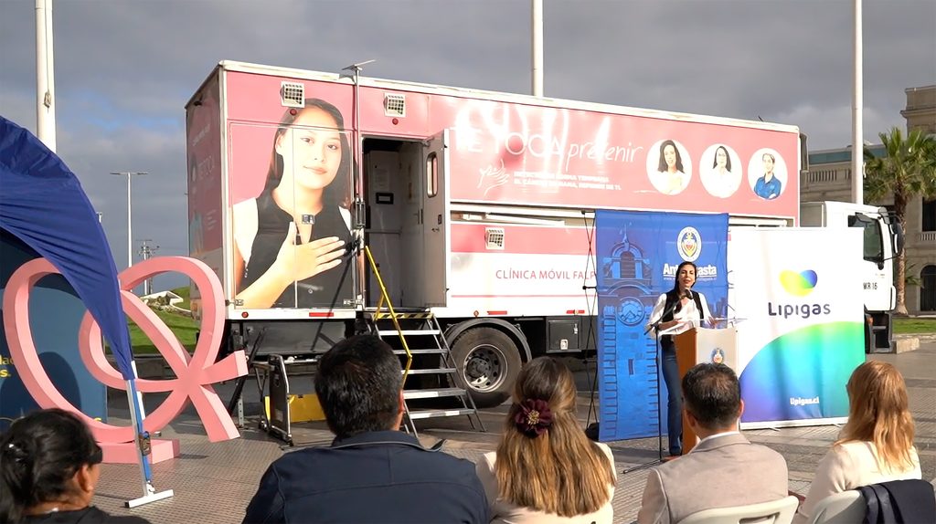 Mujeres de Antofagasta accediendo a mamografias gratuitas en clinica movil