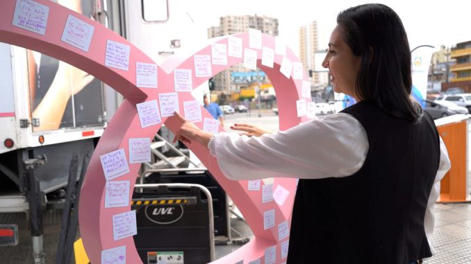 Mujeres de Antofagasta accediendo a mamografias gratuitas en clinica movil