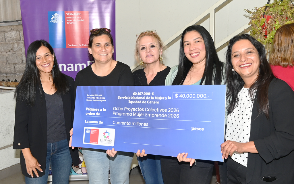 ADJUDICAN CUARENTA MILLONES DE PESOS PARA DESARROLLAR PROYECTOS DE EMPRENDEDORAS DE LA REGIÓN Mujeres emprendedoras de la región celebran la adjudicación de fondos del programa Mujer Emprende de SernamEG
