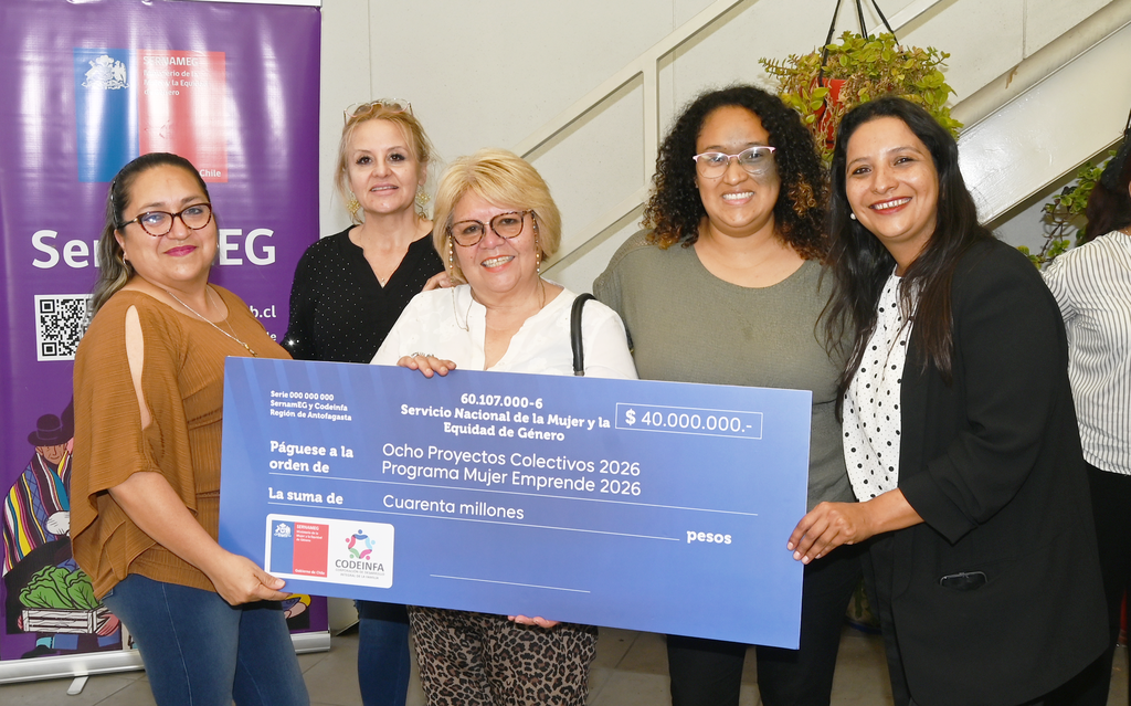 ADJUDICAN CUARENTA MILLONES DE PESOS PARA DESARROLLAR PROYECTOS DE EMPRENDEDORAS DE LA REGIÓN Mujeres emprendedoras de la región celebran la adjudicación de fondos del programa Mujer Emprende de SernamEG