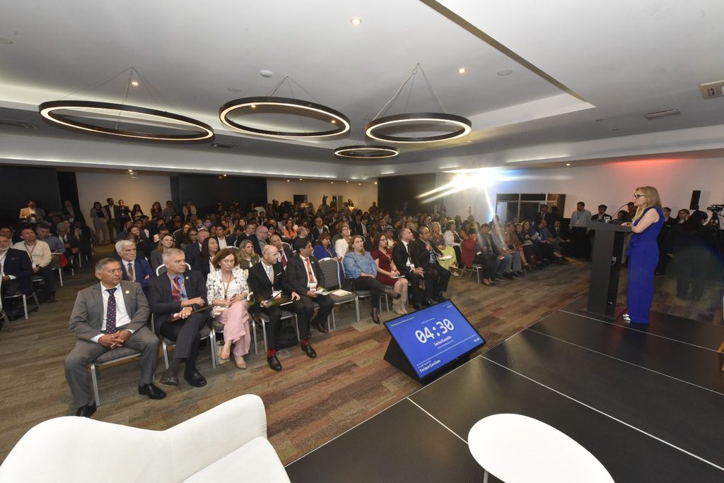 AIA LLAMA A TRANSFORMAR HISTÓRICA INVERSIÓN MINERA EN EMPLEO Y OPORTUNIDADES PARA PROVEEDORES REGIONALES Conferencia OCDE de Regiones y Ciudades Mineras en Antofagasta