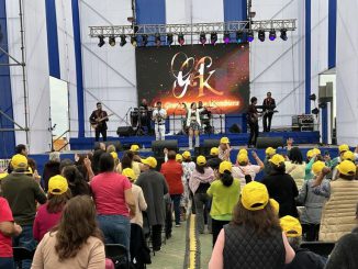 Presentación musical de Los Blue Splendor en evento para adultos mayores en Antofagasta