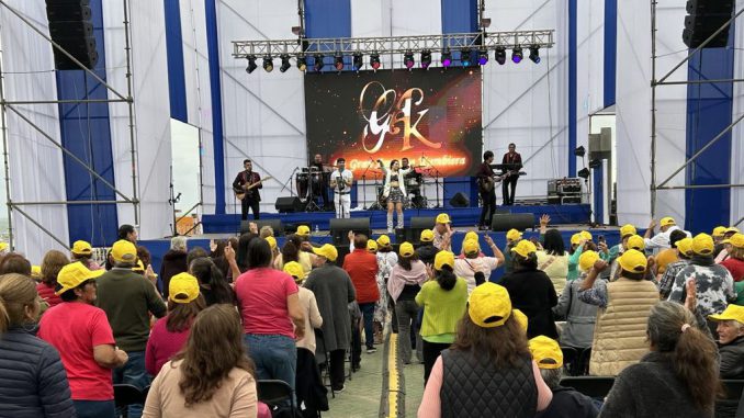 Presentación musical de Los Blue Splendor en evento para adultos mayores en Antofagasta
