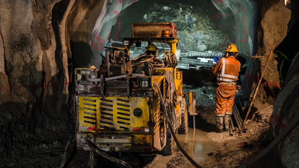 ANTOFAGASTA Y CALAMA CONCENTRAN EL 45% DE LAS VACANTES MINERAS Y EL TRABAJO EN EQUIPO LIDERA LAS HABILIDADES Trabajadores mineros en faena del norte de Chile analizando oportunidades de empleo en el sector