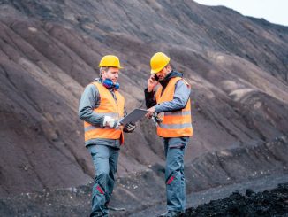 Trabajadores mineros en faena del norte de Chile analizando oportunidades de empleo en el sector