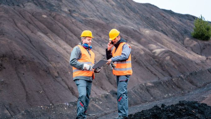 Trabajadores mineros en faena del norte de Chile analizando oportunidades de empleo en el sector